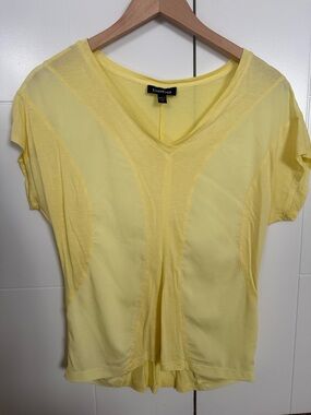 bebe Light Yellow V-Neck Short Sleeve Top